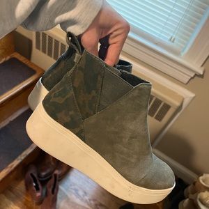 Toms green camo wedge booties